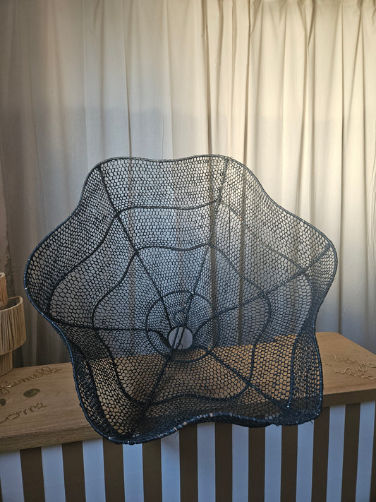 Grande suspension fleur bohème nid d'abeille raphia noir - Suspension artisanat Marocain