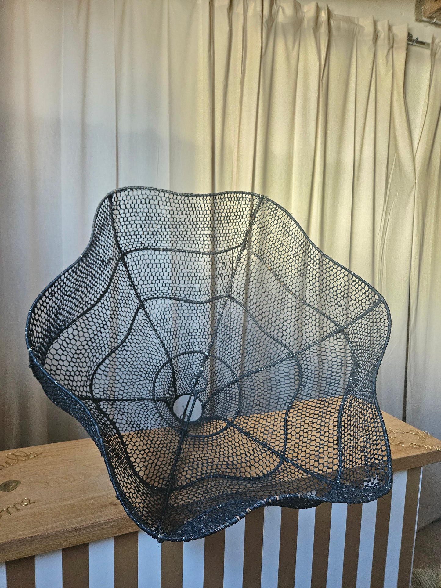 Grande suspension fleur bohème nid d'abeille raphia noir - Suspension artisanat Marocain