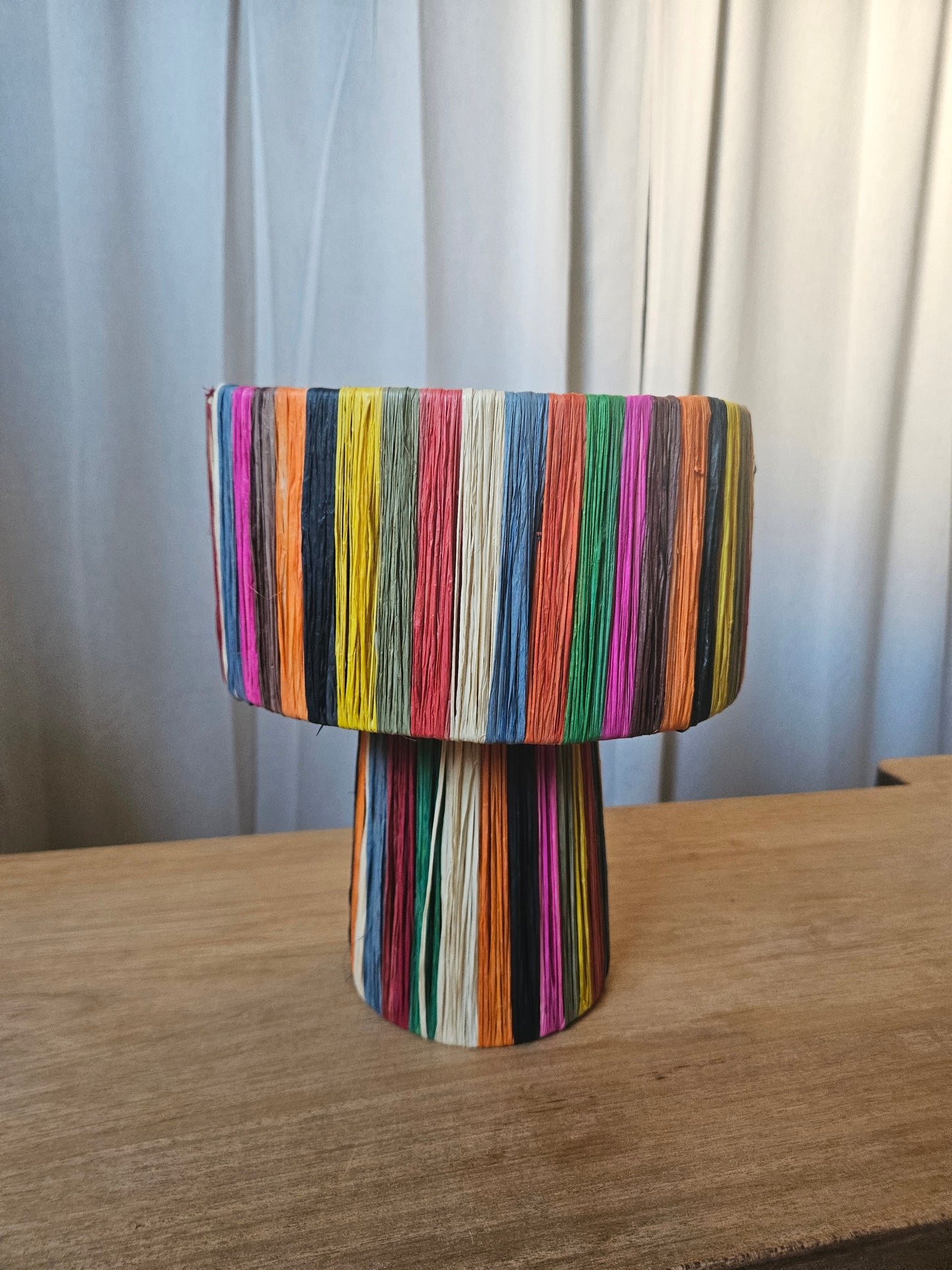 Lampe à poser en raphia multicolore - Lampe coloré faite main