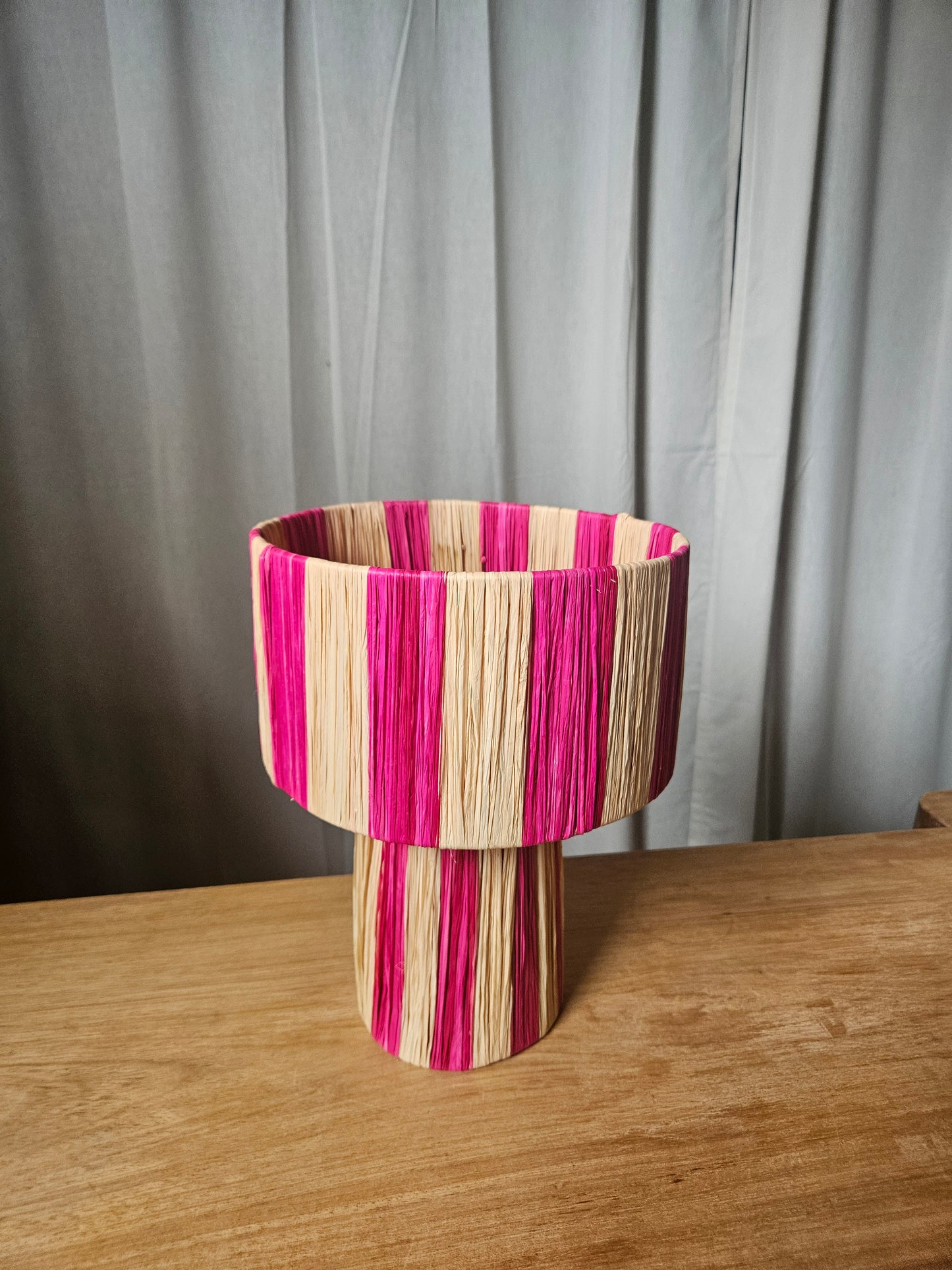 Lampe à poser en raphia naturel rose bicolore - Lampe fait main