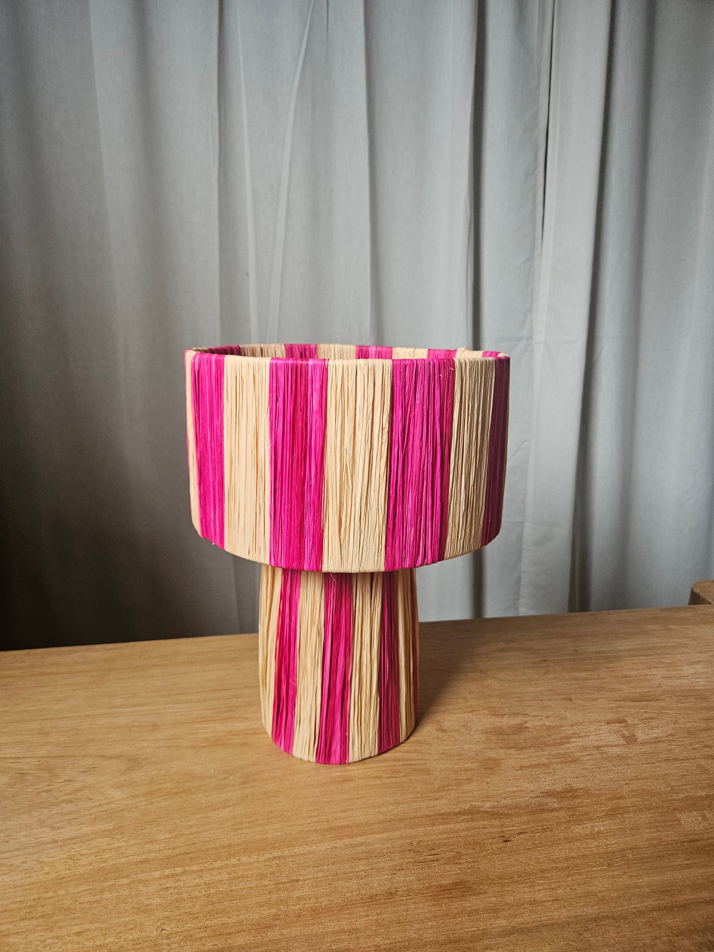 Lampe à poser en raphia naturel rose bicolore - Lampe fait main