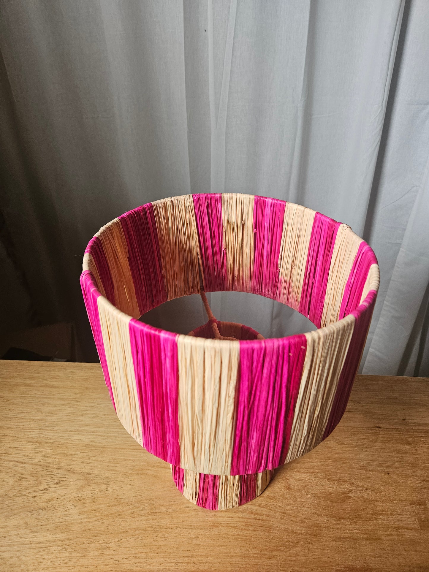 Lampe à poser en raphia naturel rose bicolore - Lampe fait main