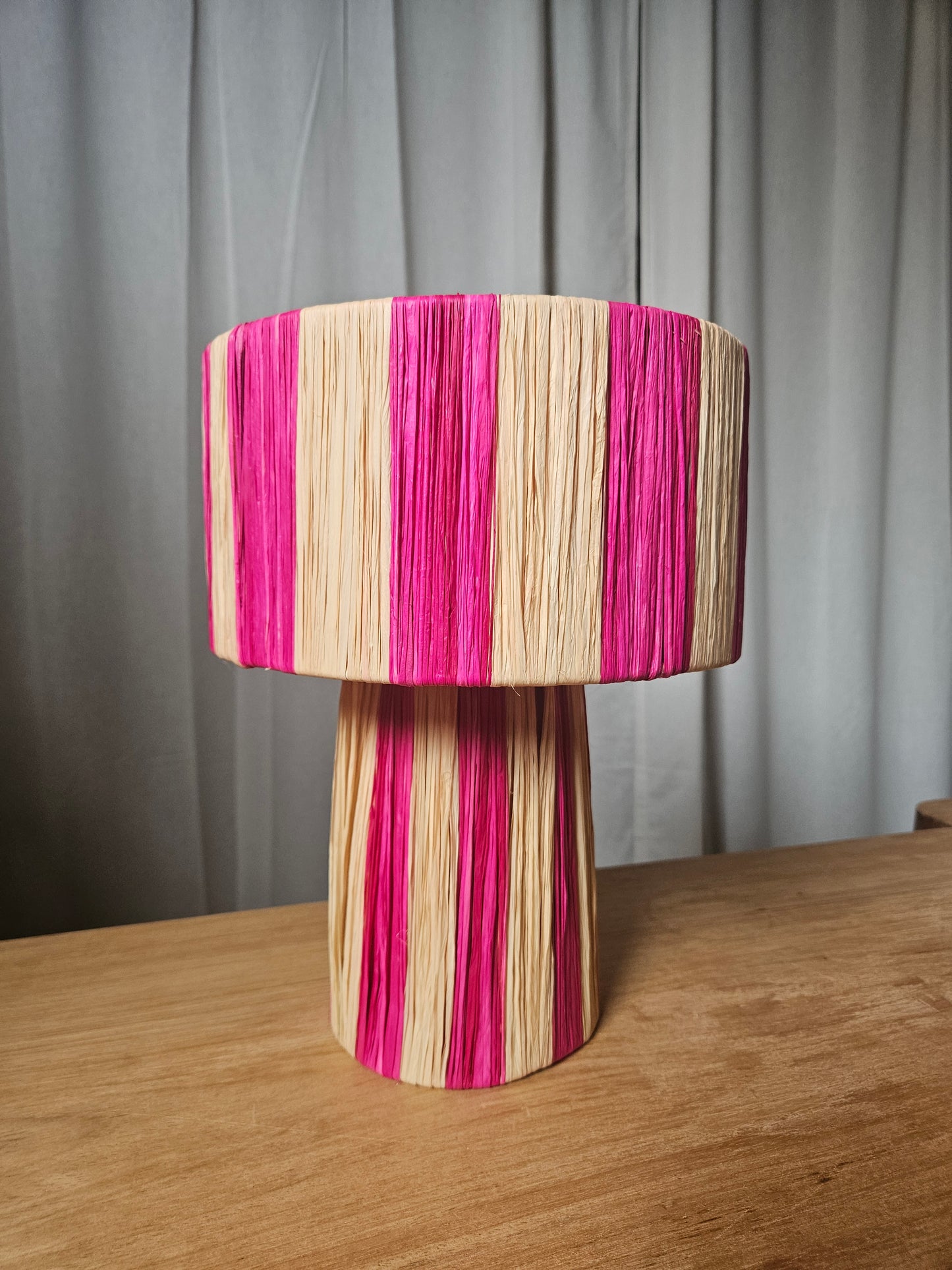 Lampe à poser en raphia naturel rose bicolore - Lampe fait main