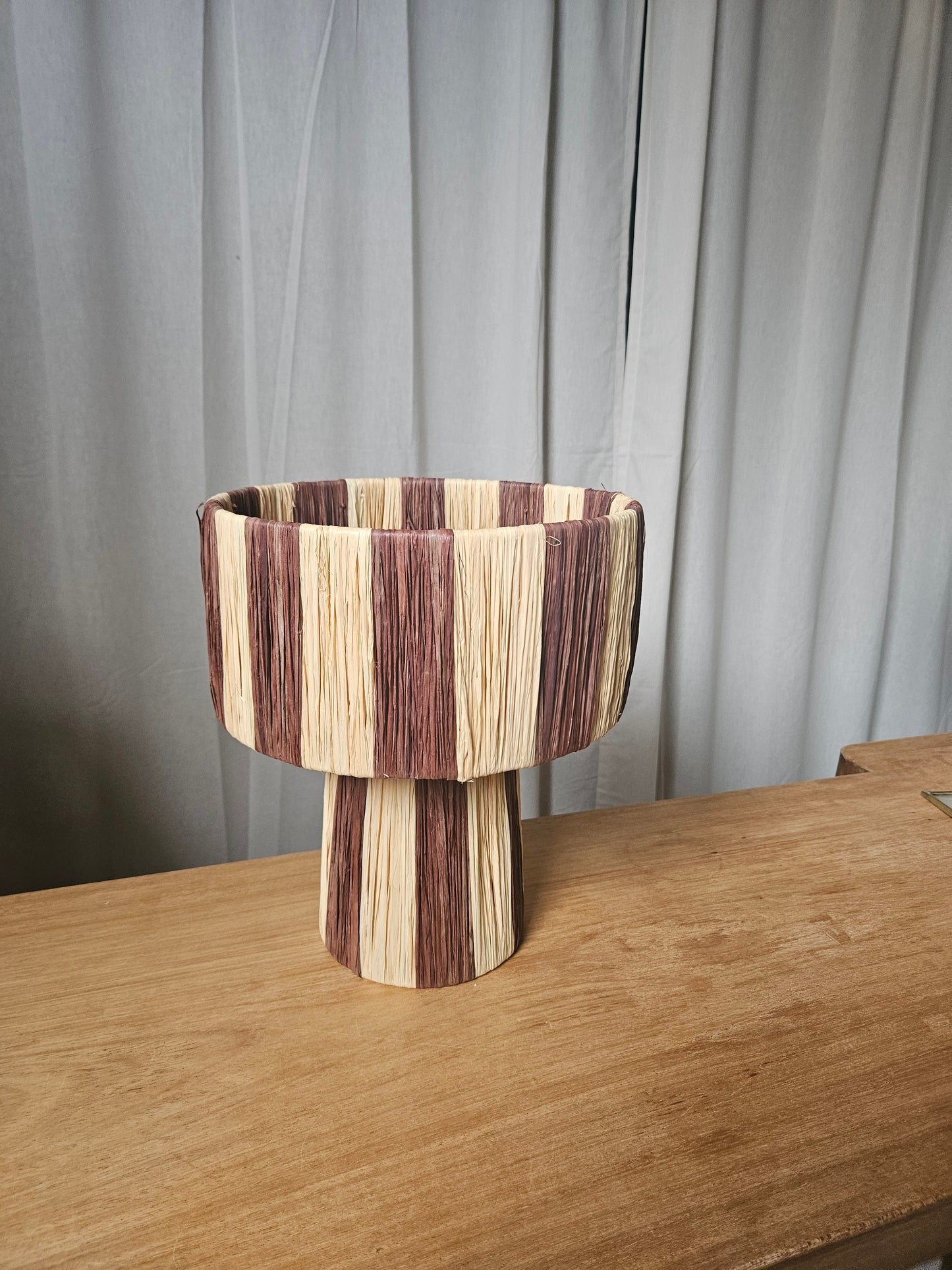 Lampe à poser en raphia naturel chocolat bicolore - Lampe fait main marron tendance