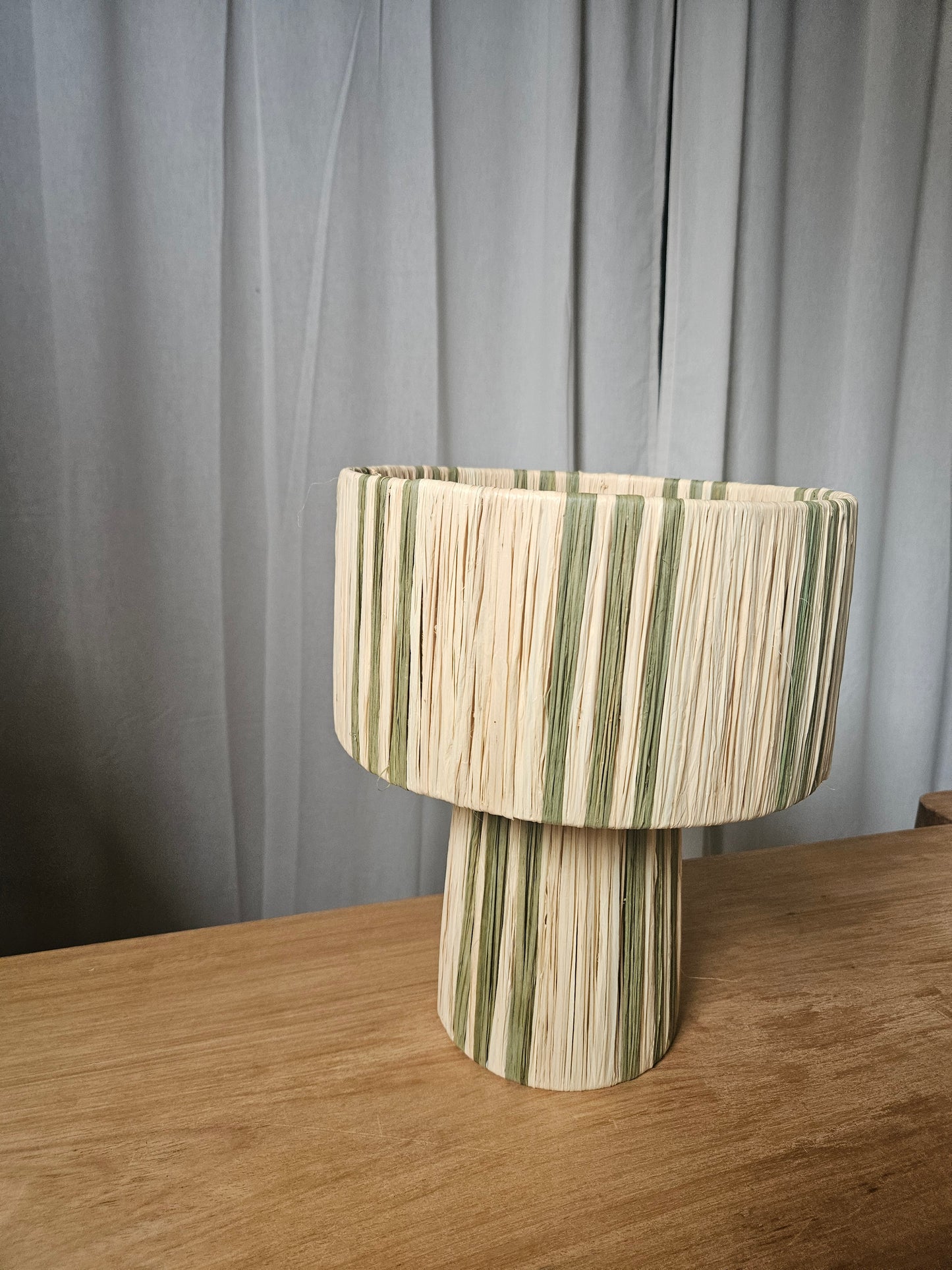 Lampe à poser en raphia naturel Kaki bicolore trois trait - Lampe fait main tendance
