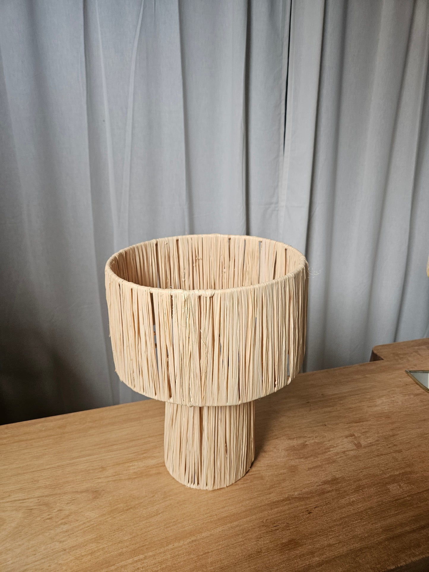 Lampe à poser en raphia naturel beige bicolore - Lampe fait main tendance