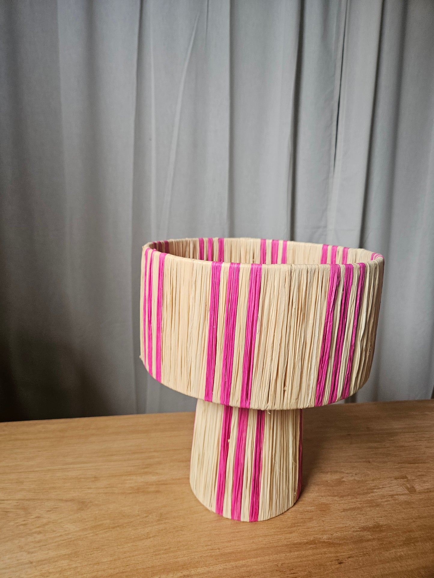 Lampe à poser en raphia naturel Rose bicolore trois trait - Lampe fait main tendance