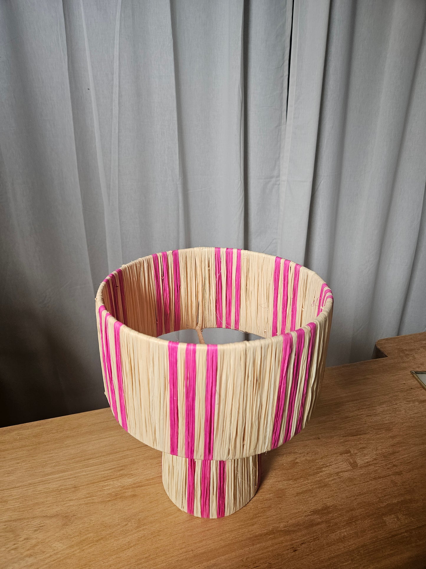 Lampe à poser en raphia naturel Rose bicolore trois trait - Lampe fait main tendance