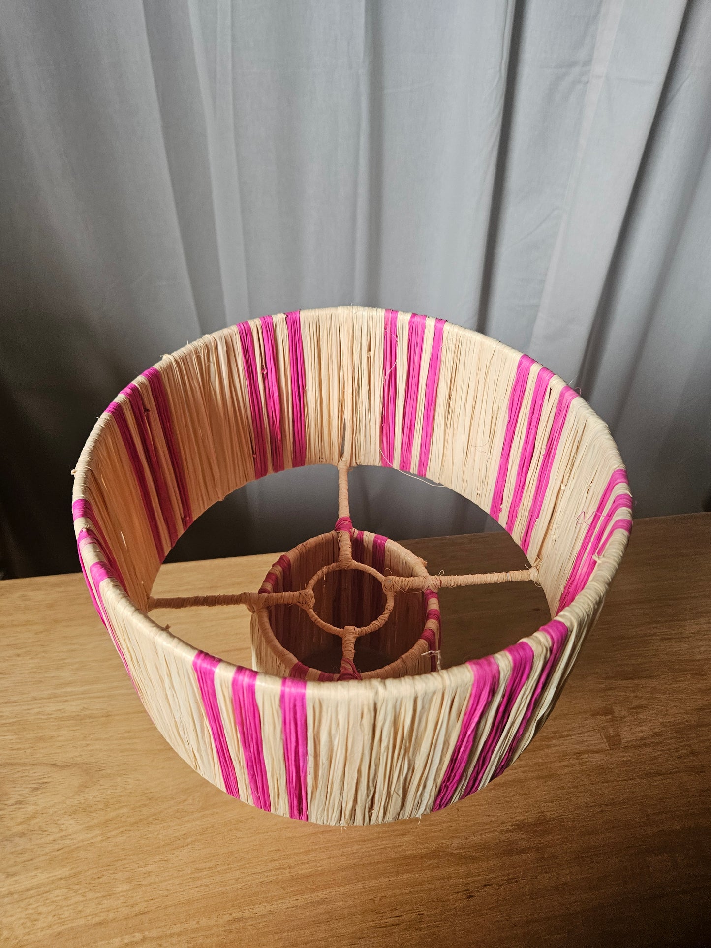 Lampe à poser en raphia naturel Rose bicolore trois trait - Lampe fait main tendance