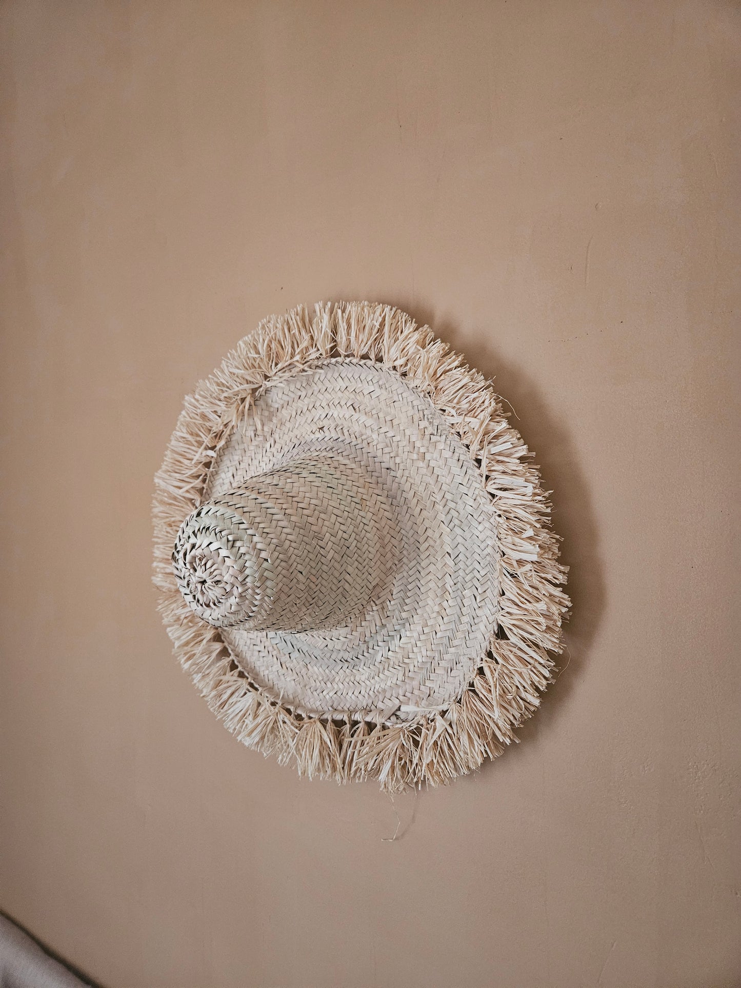 Chapeau en palmier décoration murale - Chapeau marocain à franges raphia