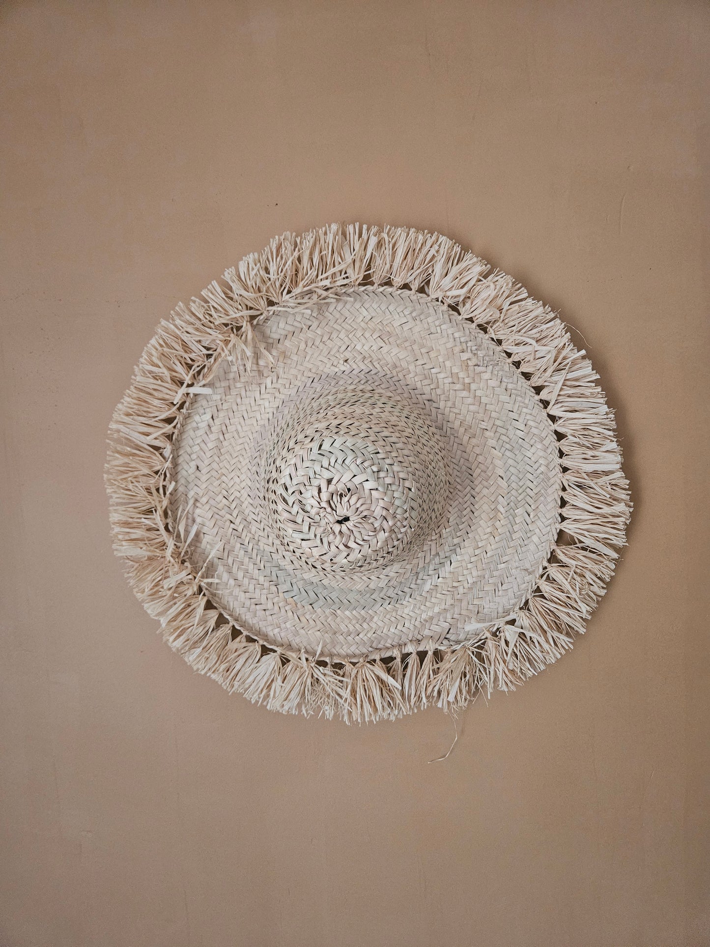 Chapeau en palmier décoration murale - Chapeau marocain à franges raphia