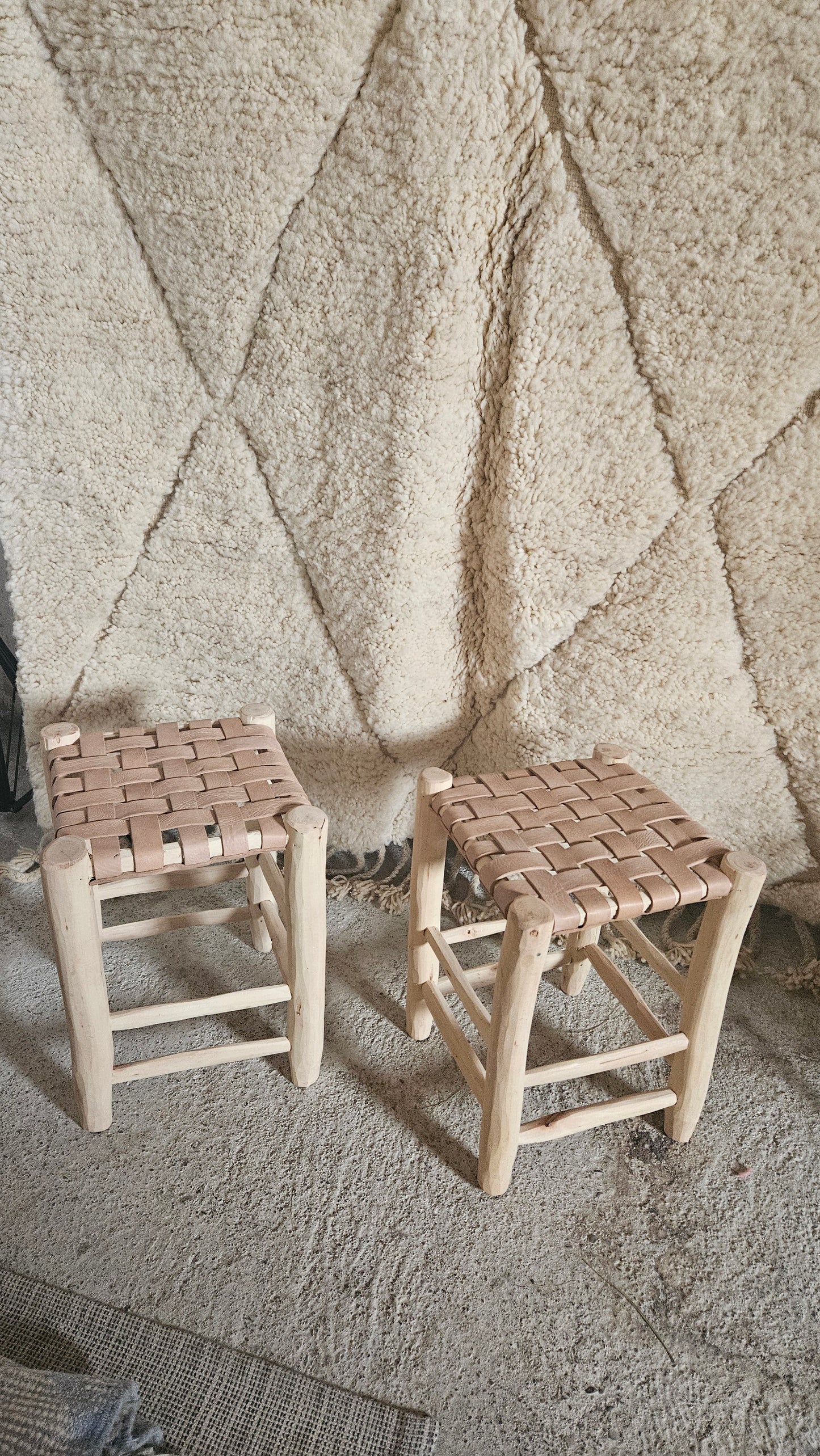 Tabouret en bois fait main avec assise tressé en cuir