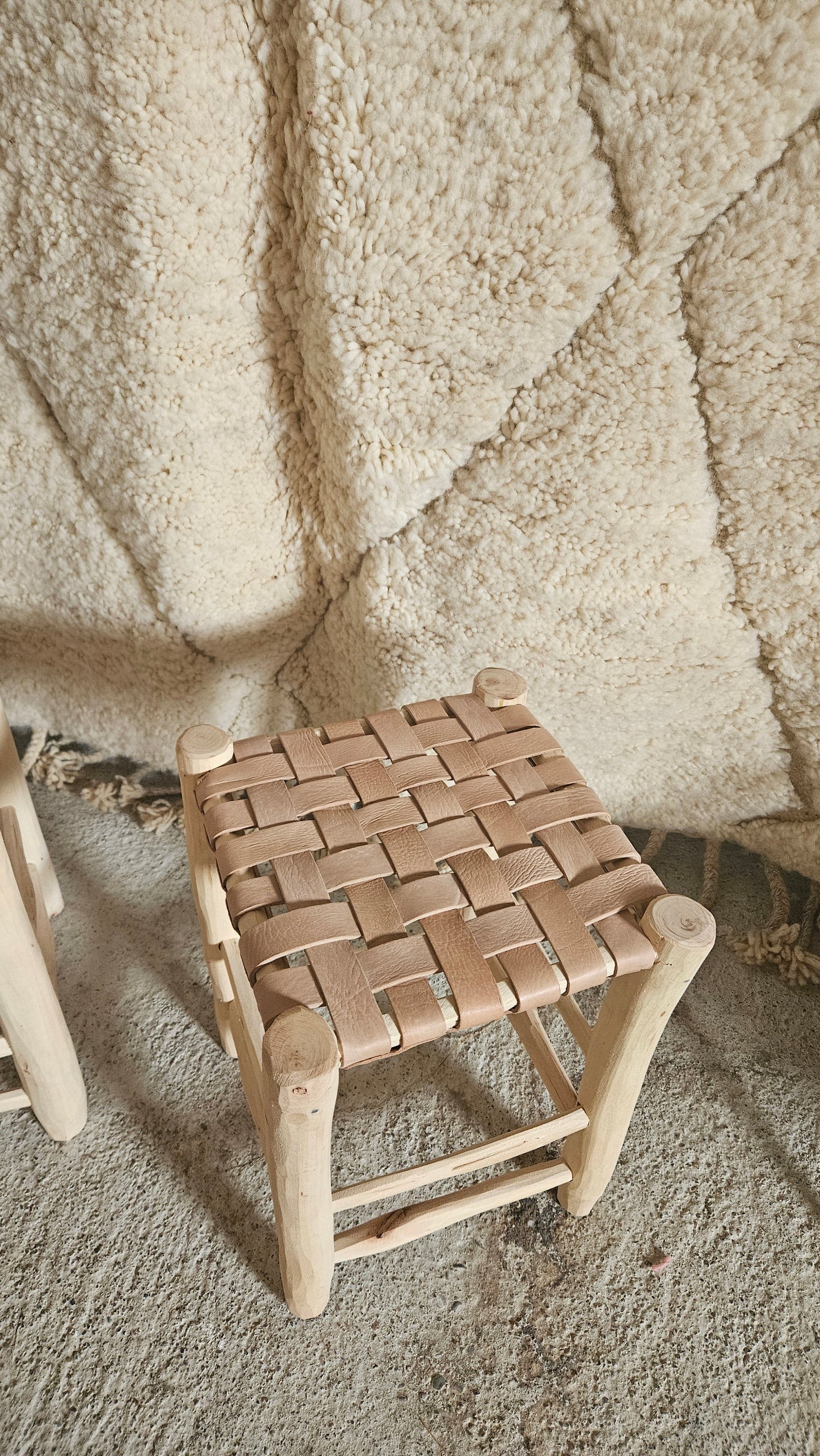 Tabouret en bois fait main avec assise tressé en cuir