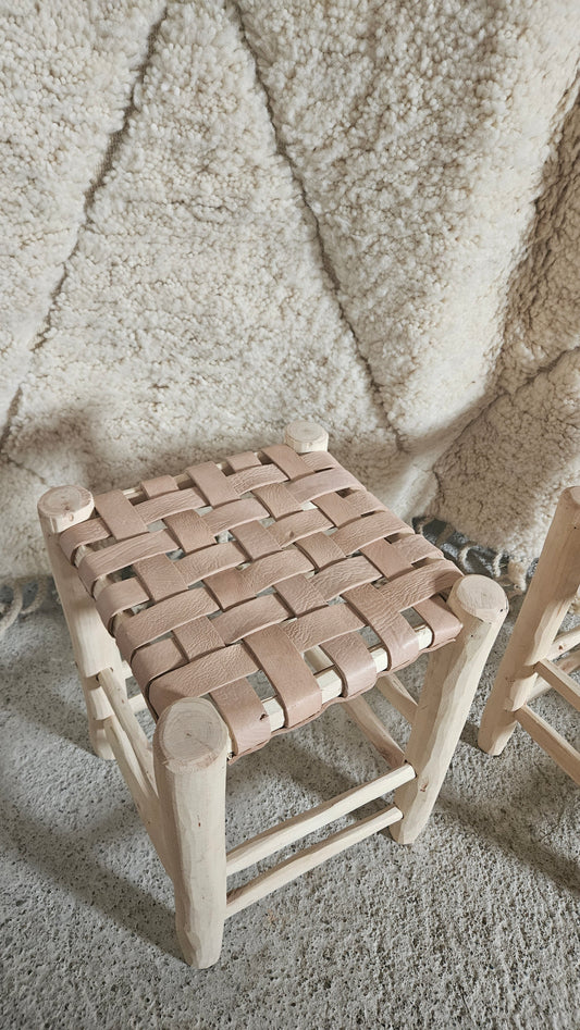 Tabouret en bois fait main avec assise tressé en cuir