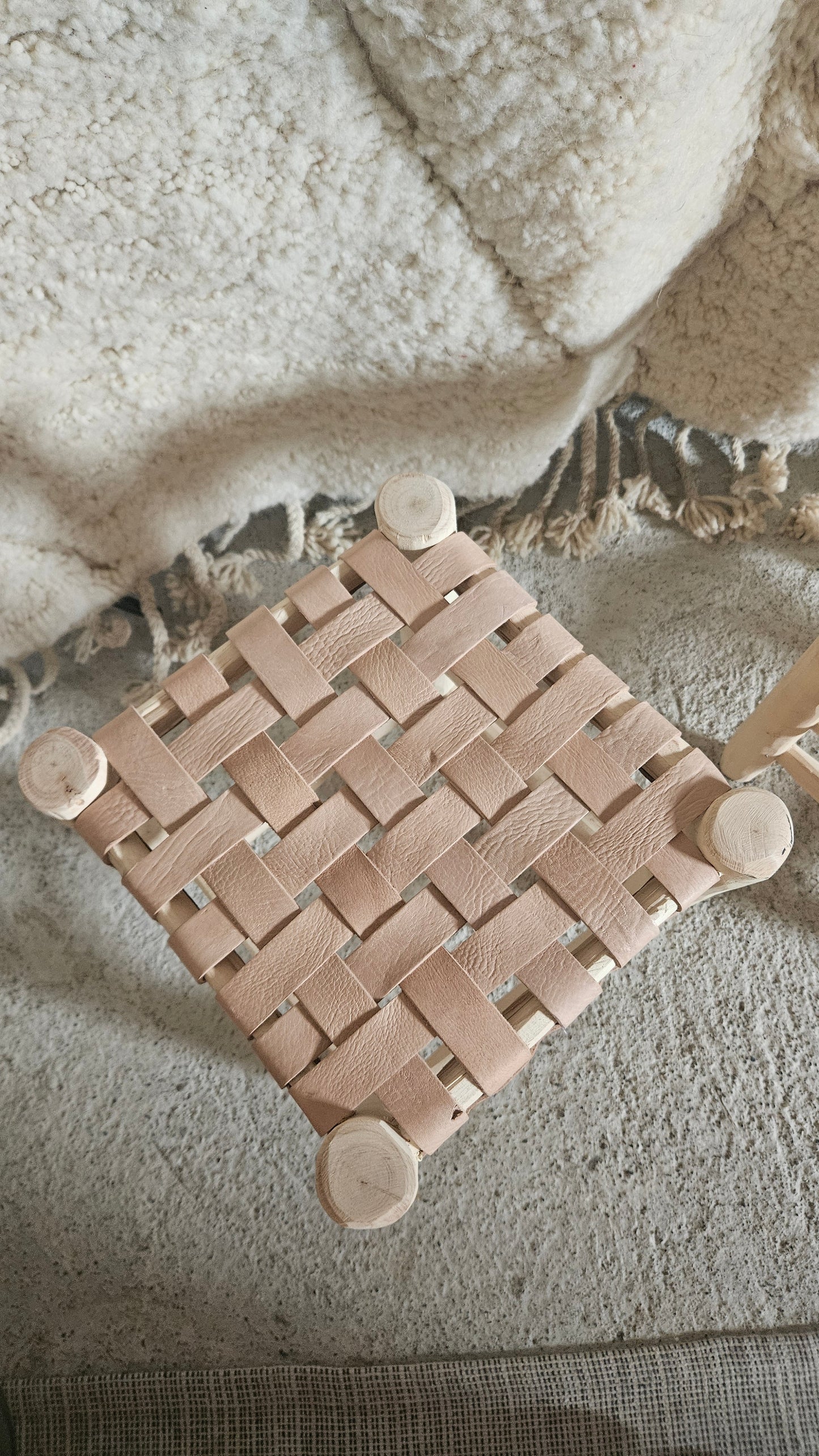 Tabouret en bois fait main avec assise tressé en cuir