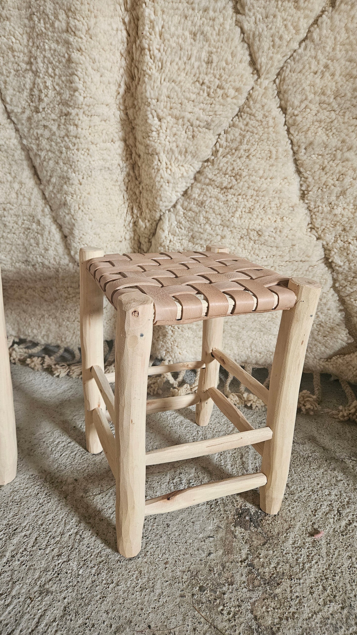 Tabouret en bois fait main avec assise tressé en cuir