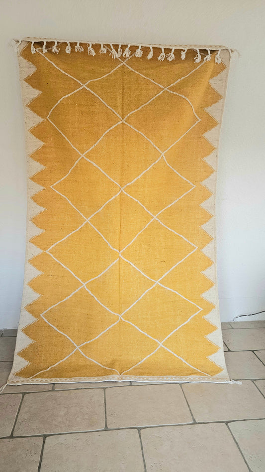 Magnifique pièce unique Tapis Zanafi Kilim jaune orangé motif ethnique dans la trame