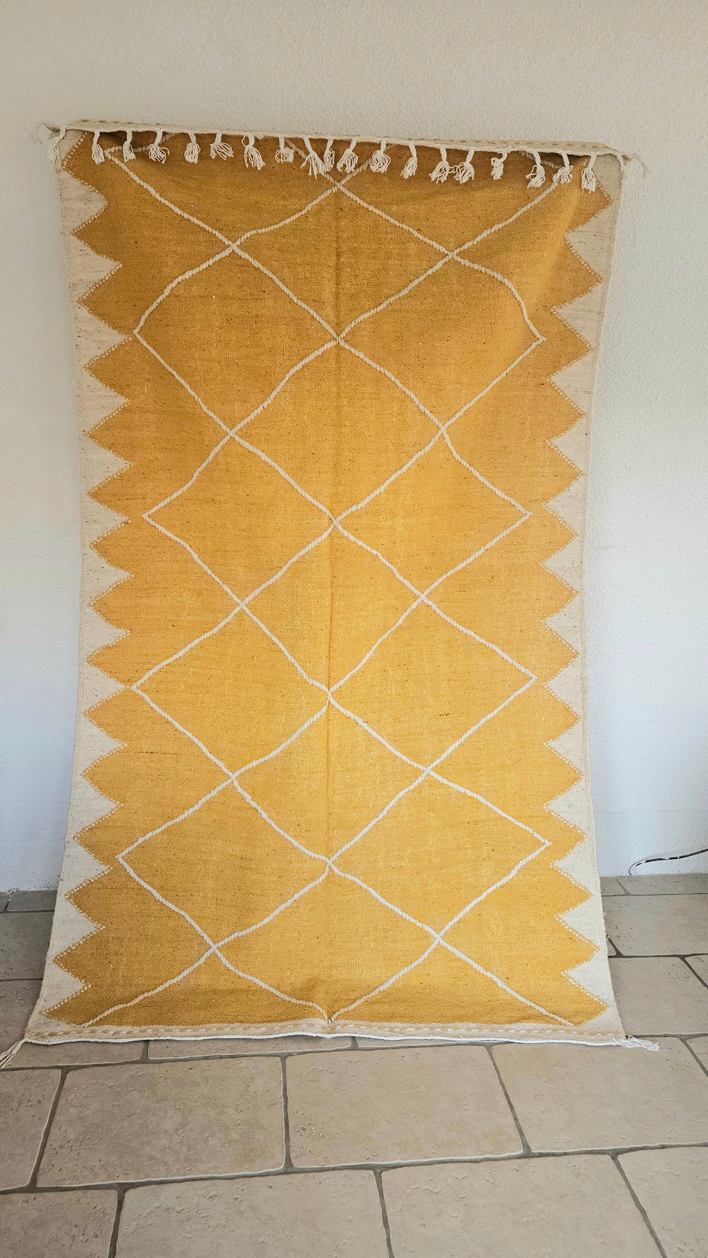 Magnifique pièce unique Tapis Zanafi Kilim jaune orangé motif ethnique dans la trame