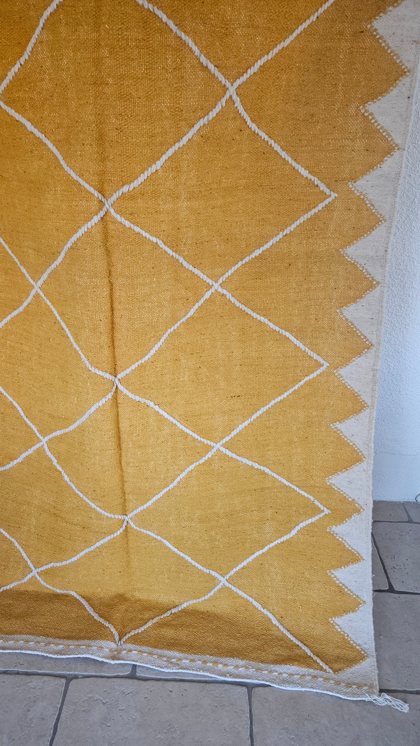 Magnifique pièce unique Tapis Zanafi Kilim jaune orangé motif ethnique dans la trame