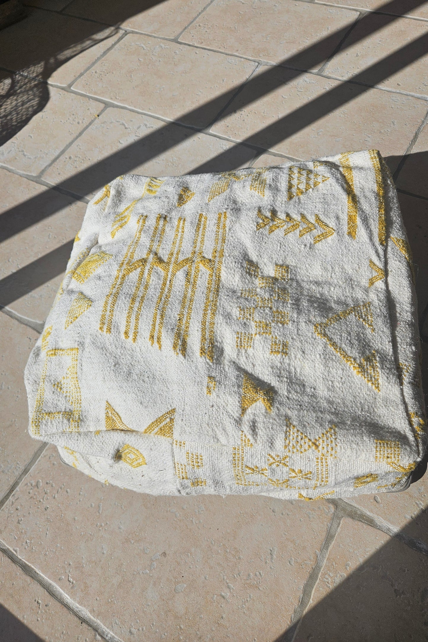 Pouf Kilim blanc motif ethnique jaune - Pouf de sol marocain - Pouf de salon
