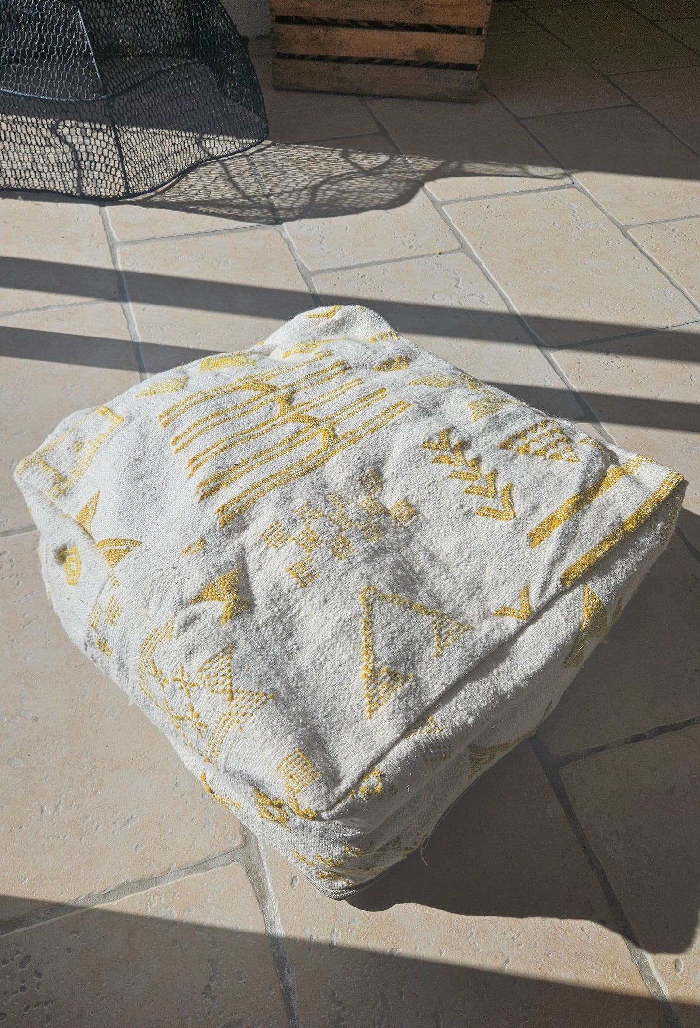 Pouf Kilim blanc motif ethnique jaune - Pouf de sol marocain - Pouf de salon