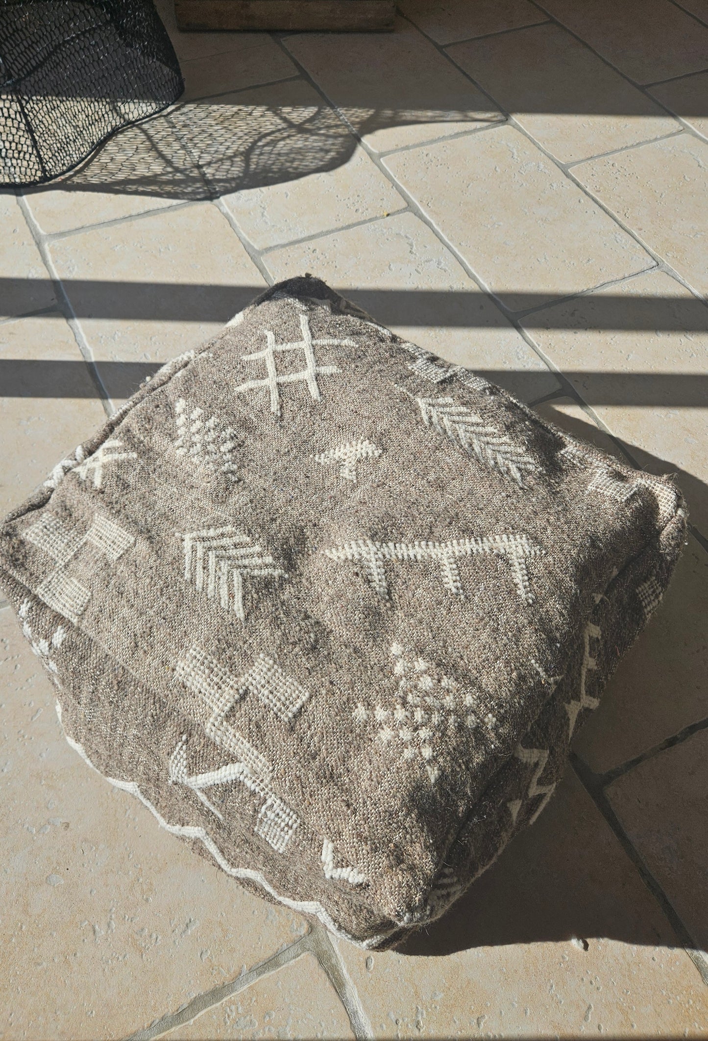 Pouf Kilim couleur taupe motif ethnique - Pouf de sol - Pouf Marocain