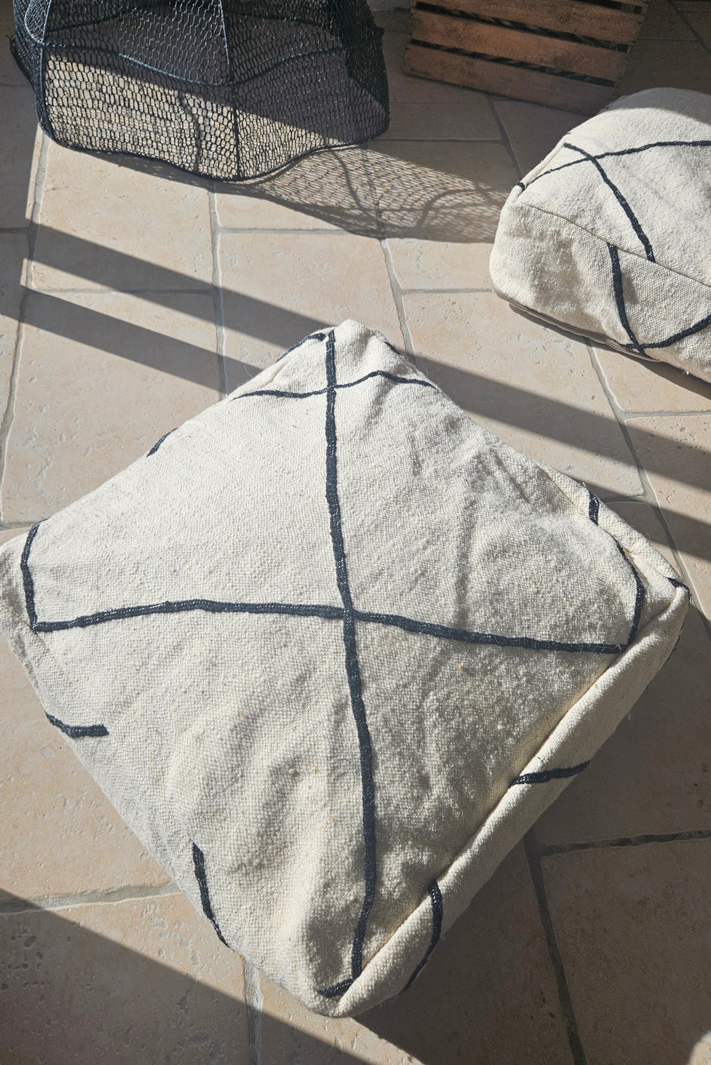 Pouf de sol Kilim blanc losanges noir - Pouf marocain contemporain