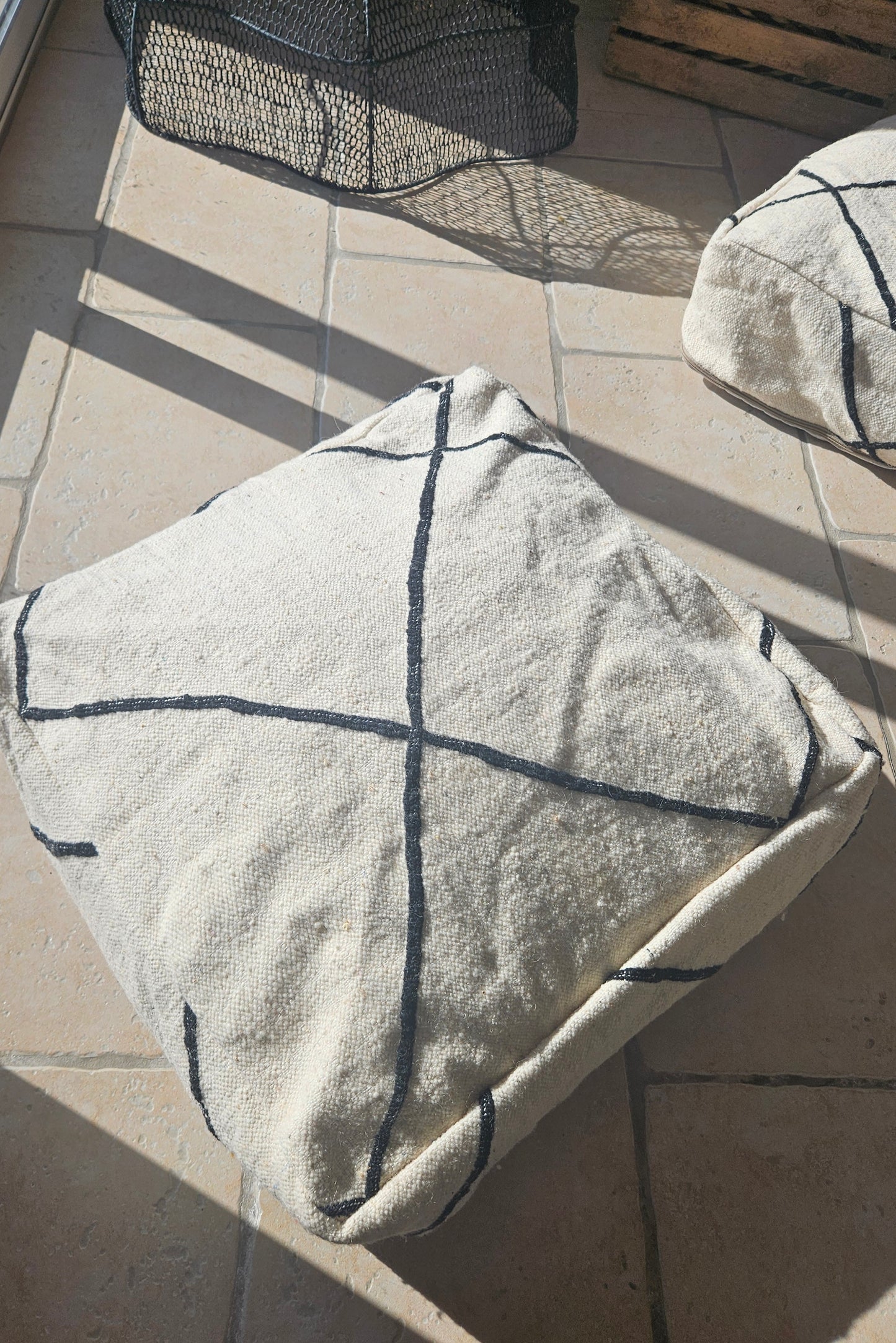 Pouf de sol Kilim blanc losanges noir - Pouf marocain contemporain