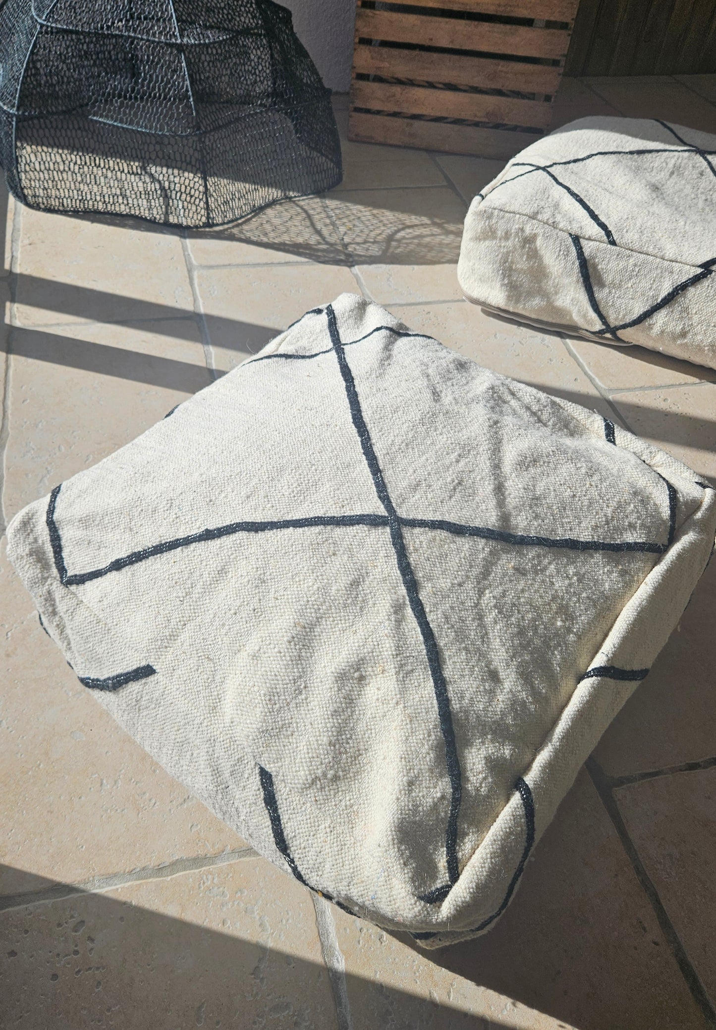 Pouf de sol Kilim blanc losanges noir - Pouf marocain contemporain