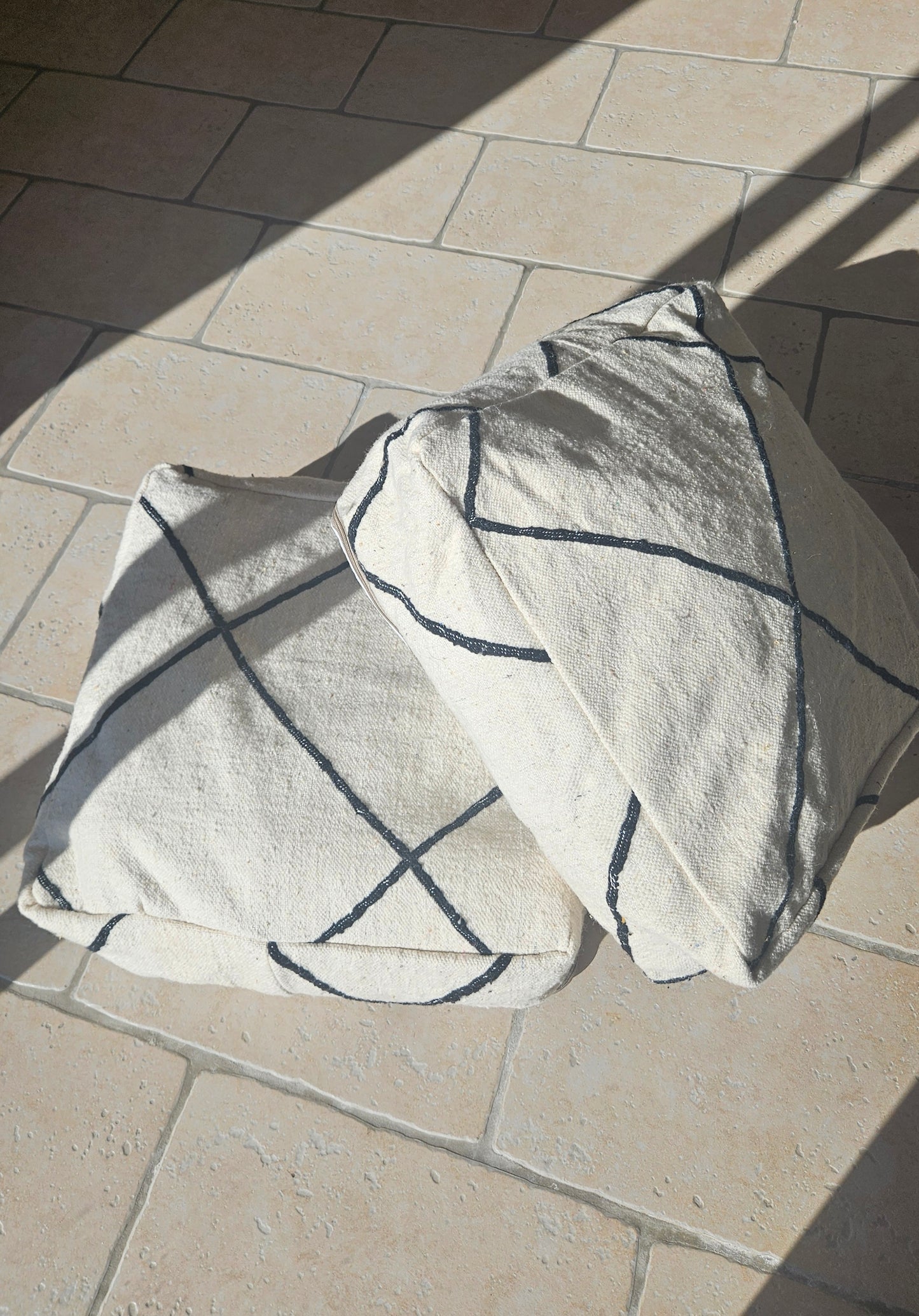 Pouf de sol Kilim blanc losanges noir - Pouf marocain contemporain