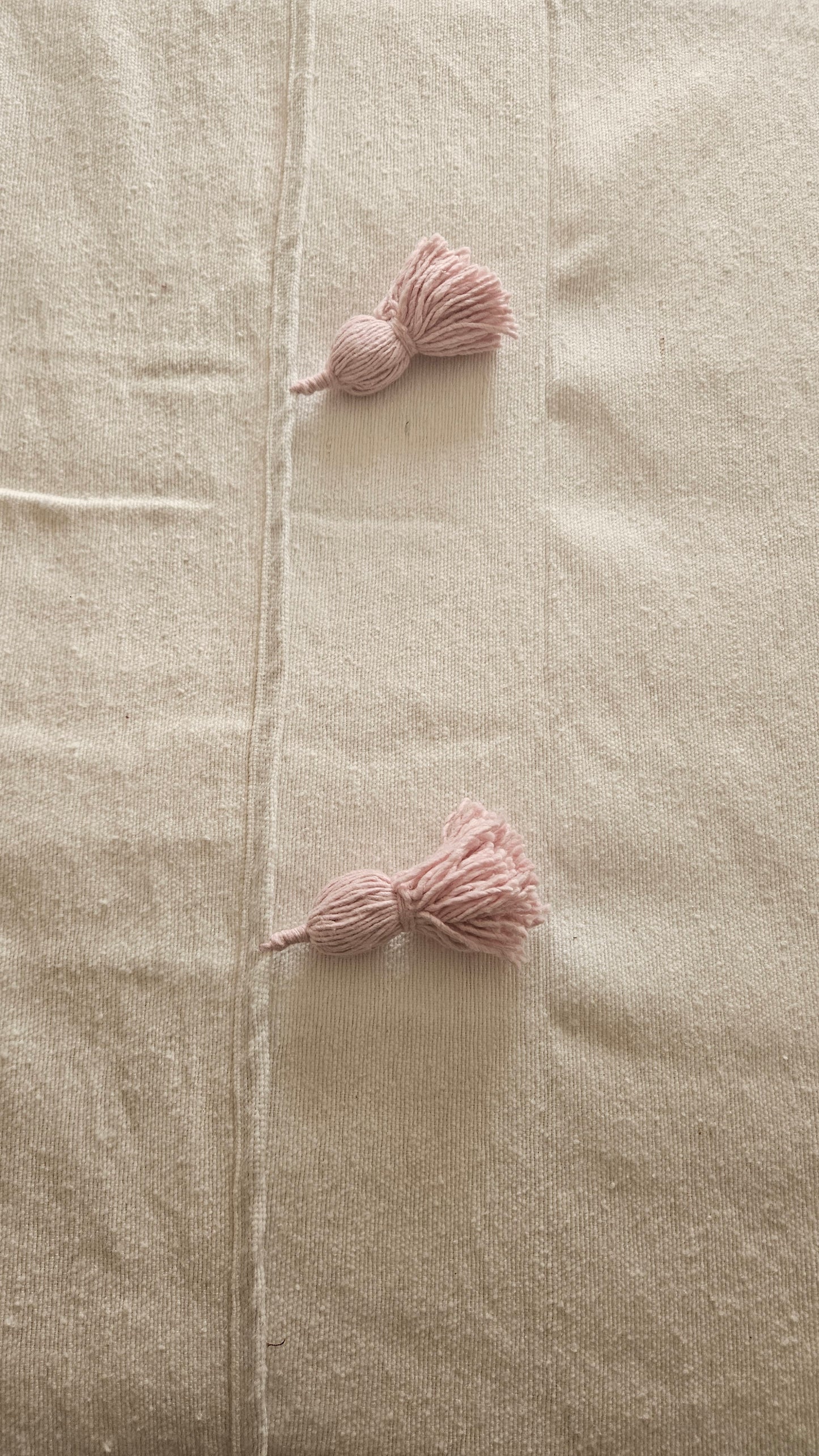 Plaid a pompoms marocain en coton écru et rose - Jeté de canapé berbère
