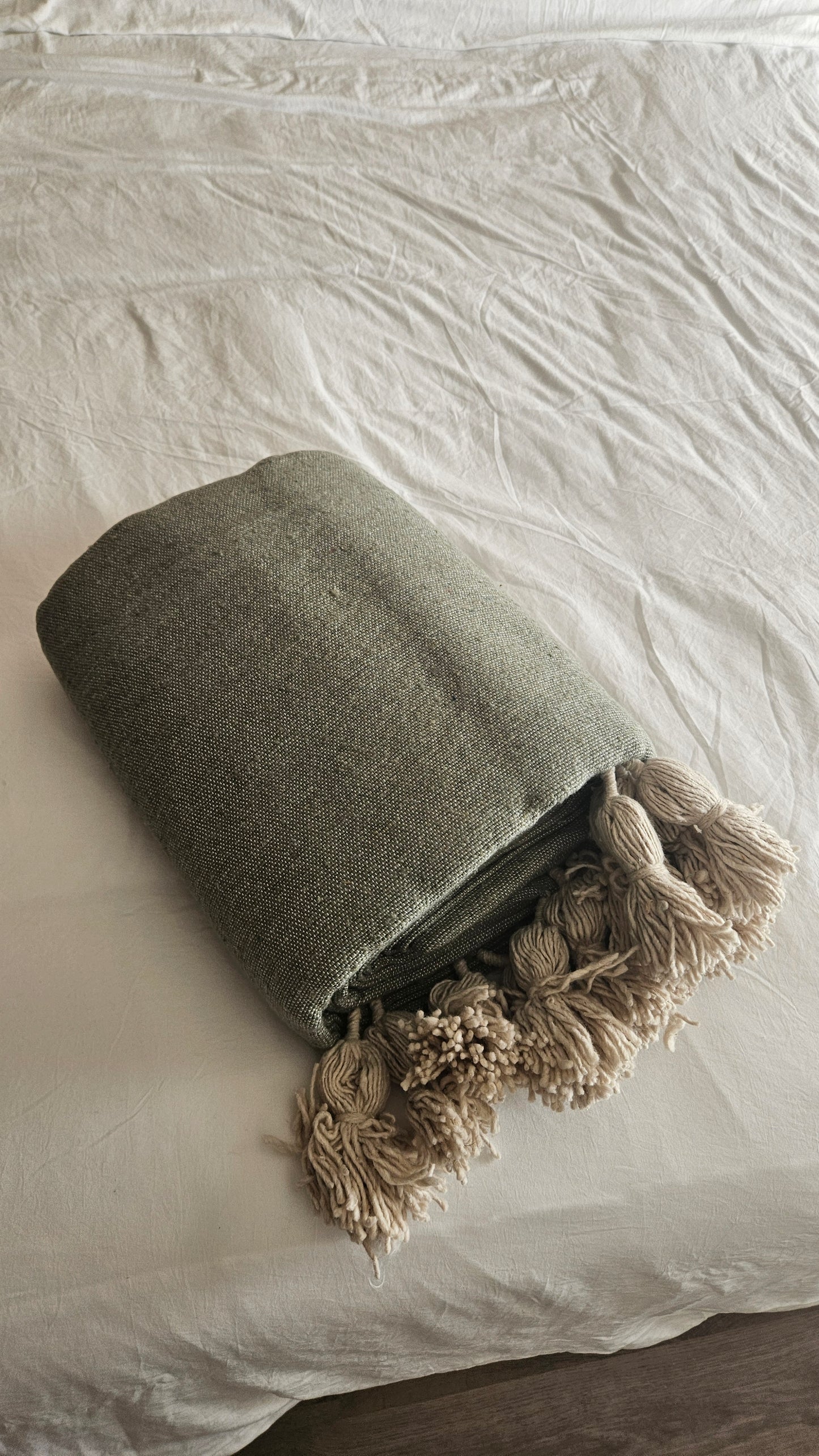 Plaid à pompons marocain vert sauge et beige - Jeté de canapé berbère