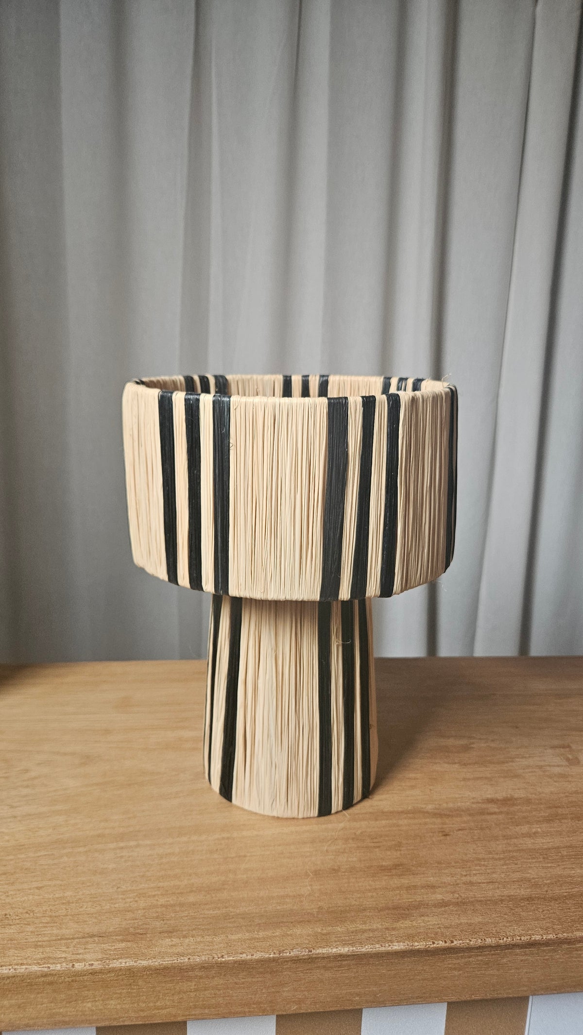 Lampe à poser en raphia naturel bicolore noire ou marron trois trait - Lampe fait main tendance