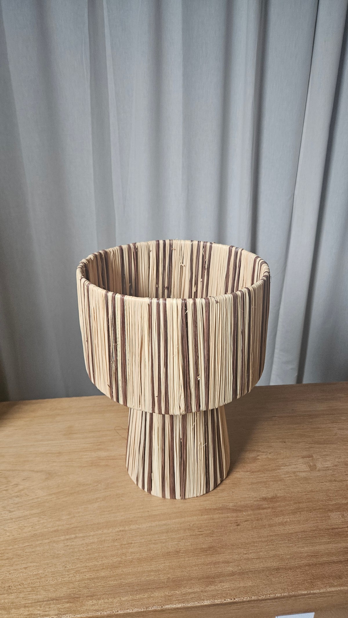 Lampe à poser en raphia naturel bicolore noire ou marron trois trait - Lampe fait main tendance