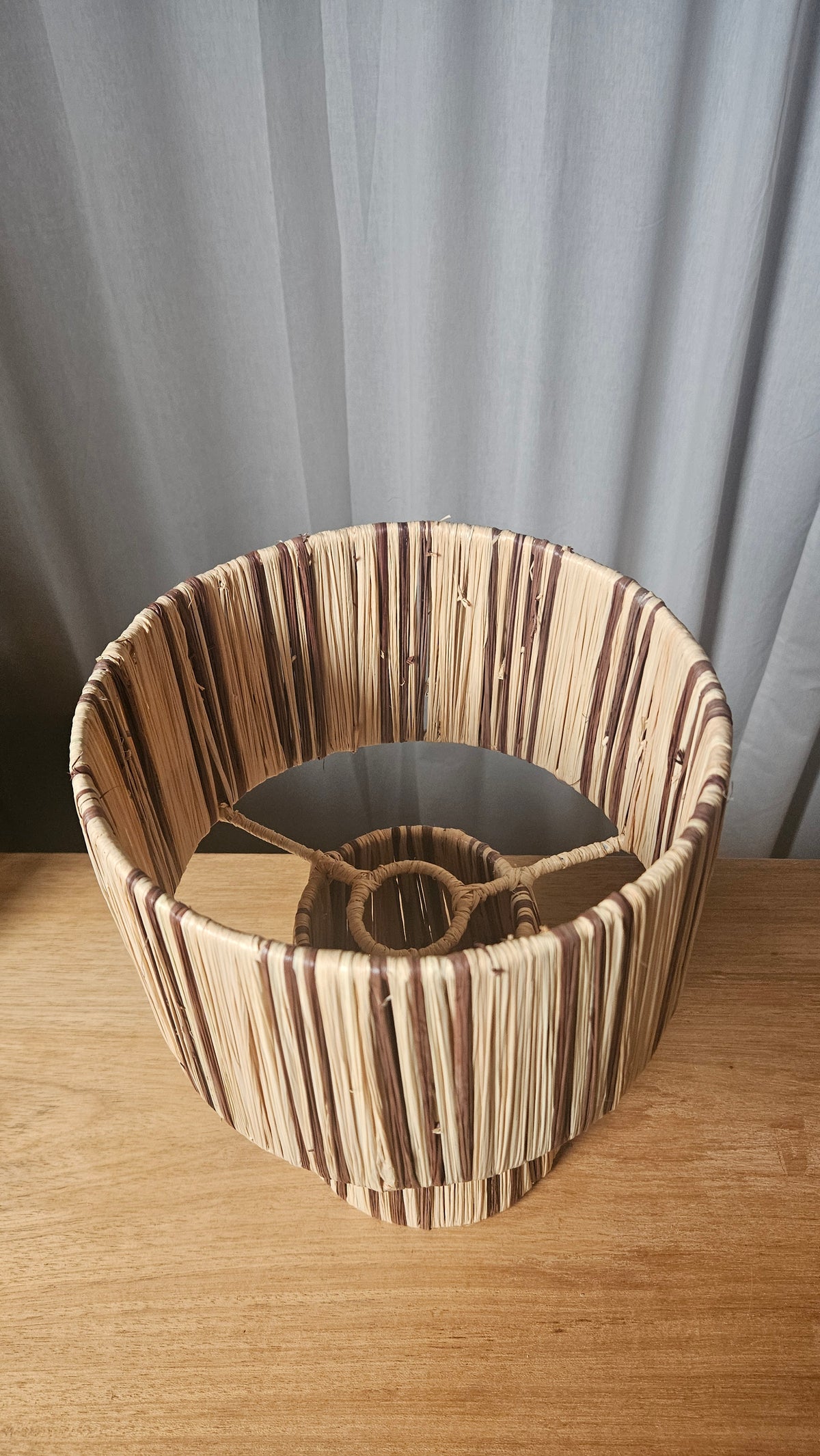 Lampe à poser en raphia naturel bicolore noire ou marron trois trait - Lampe fait main tendance