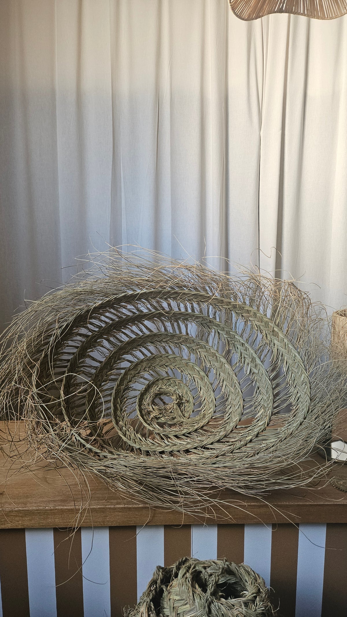 Luminaire en Doum feuilles de palmier tressées en forme demi dôme