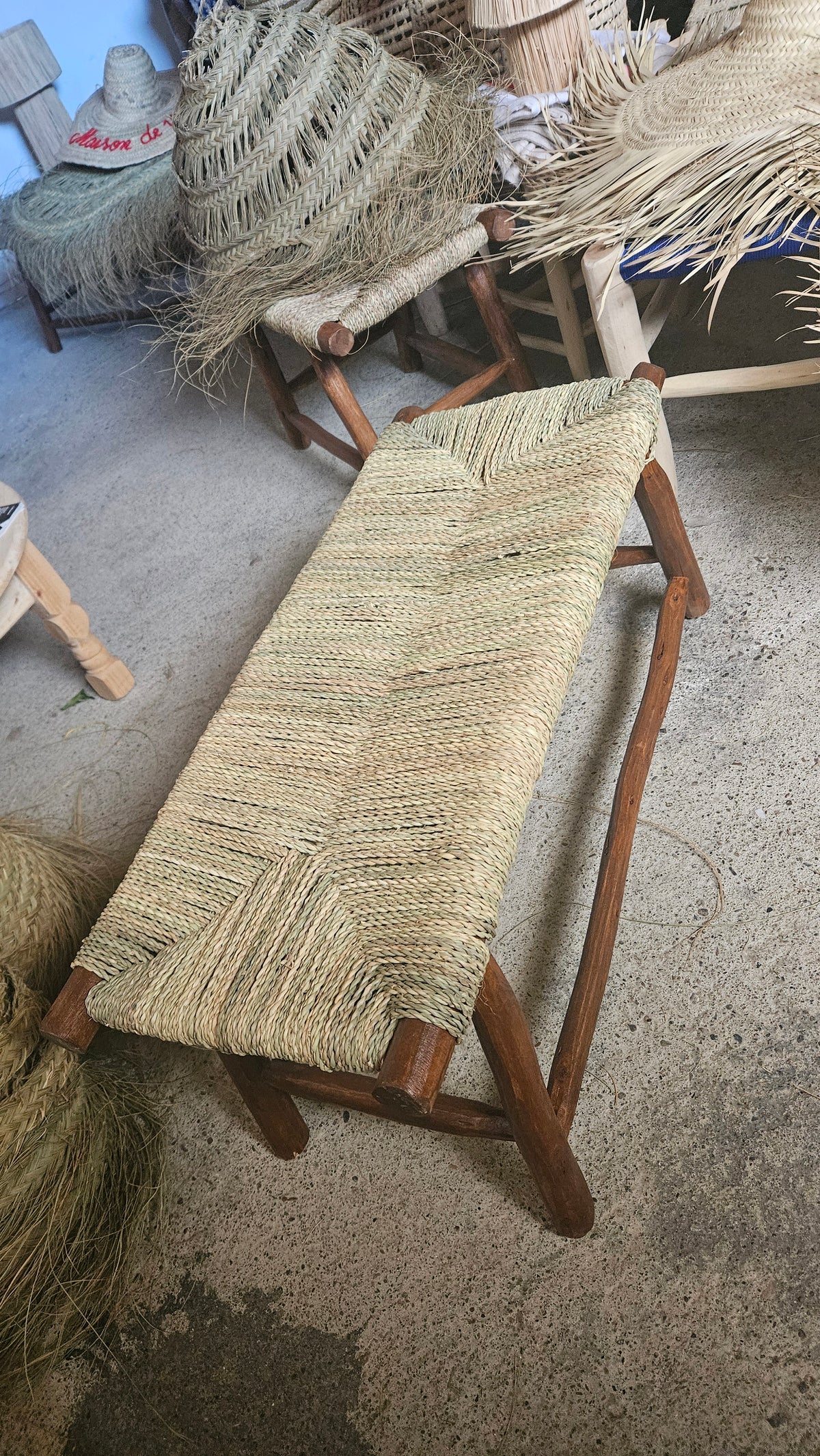 Banc ethnique en bois marron foncé en corde de doum tressage simple