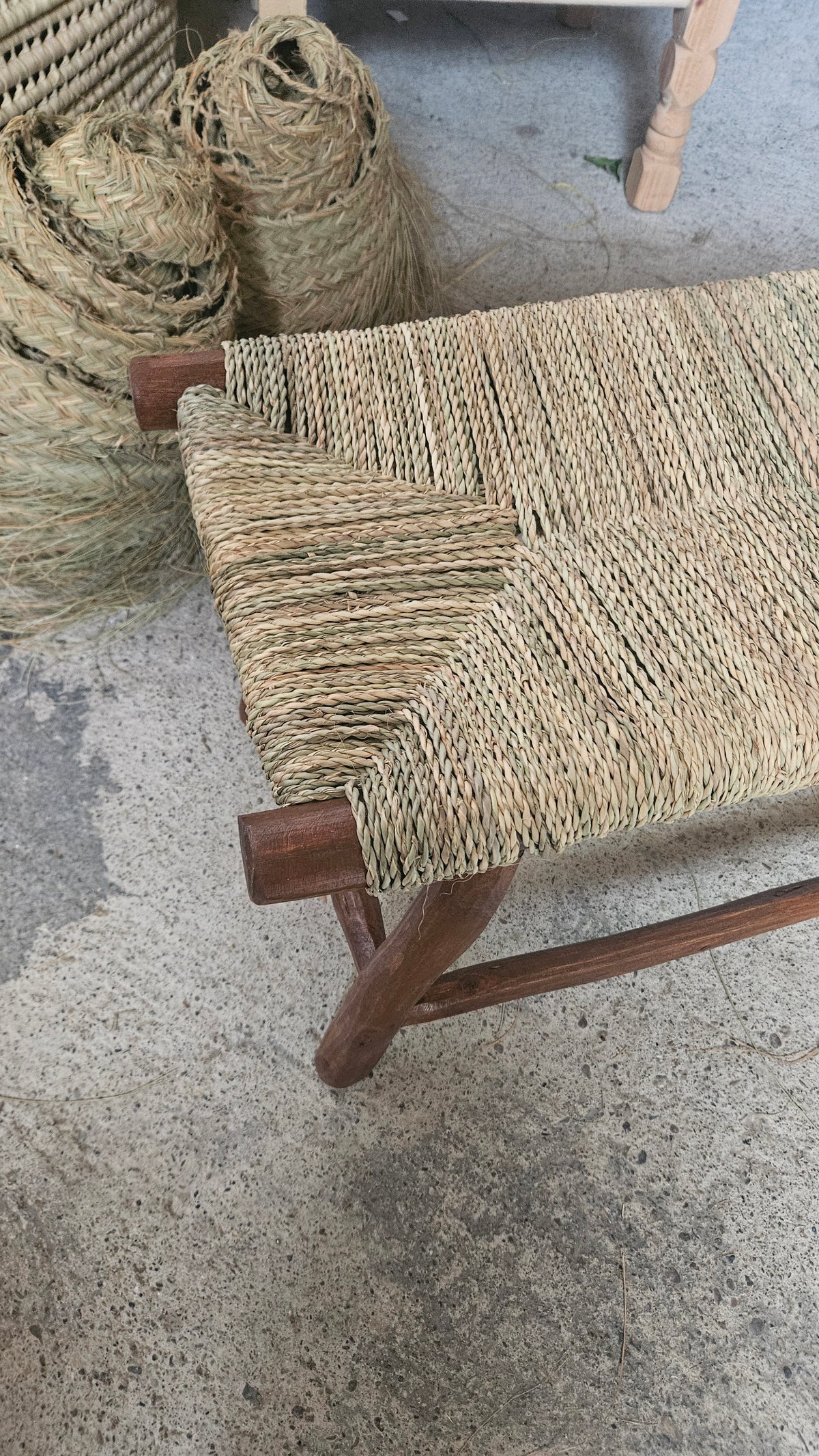 Banc ethnique en bois marron foncé en corde de doum tressage simple