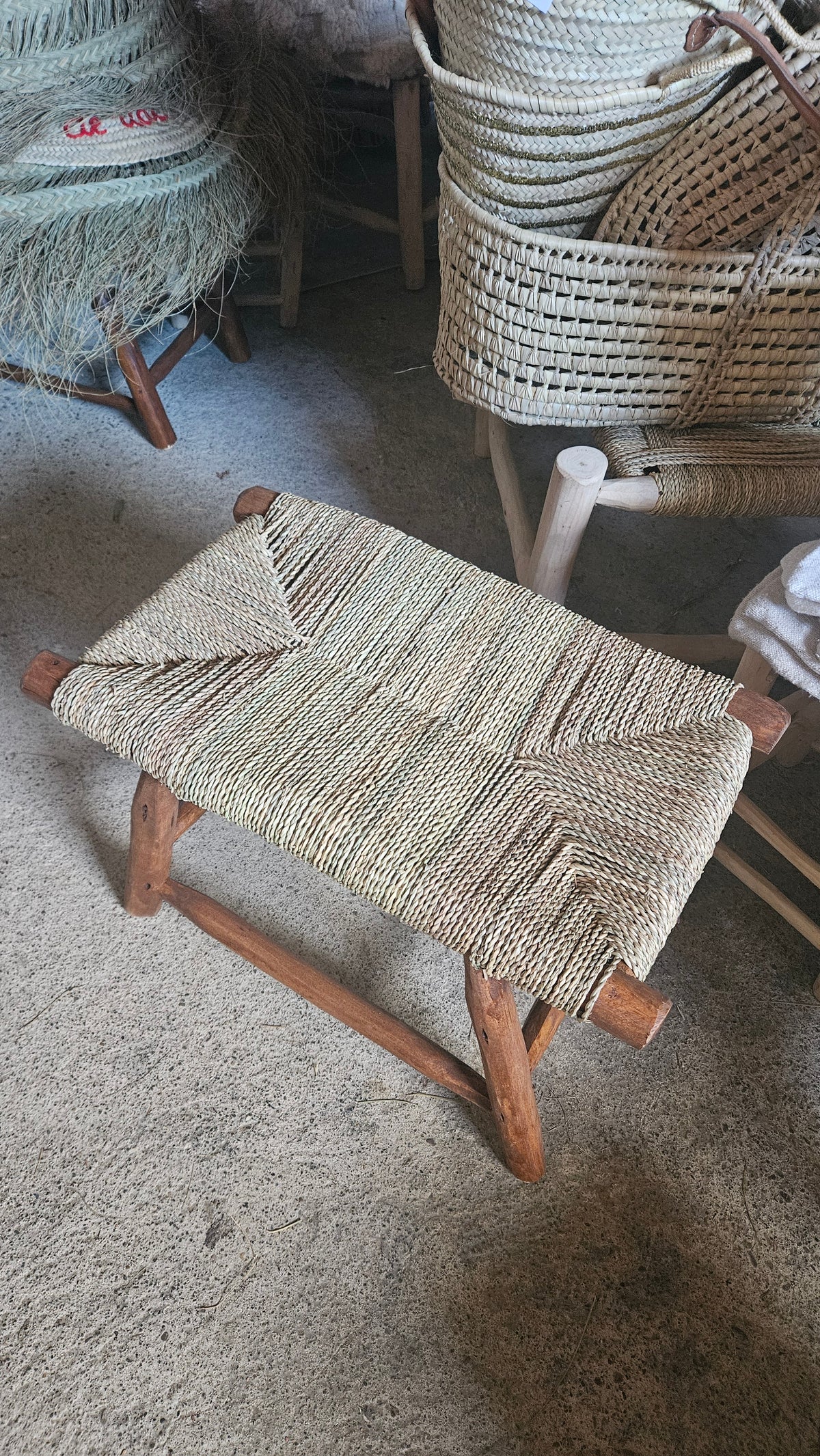 Banc ethnique en bois marron foncé en corde de doum tressage simple