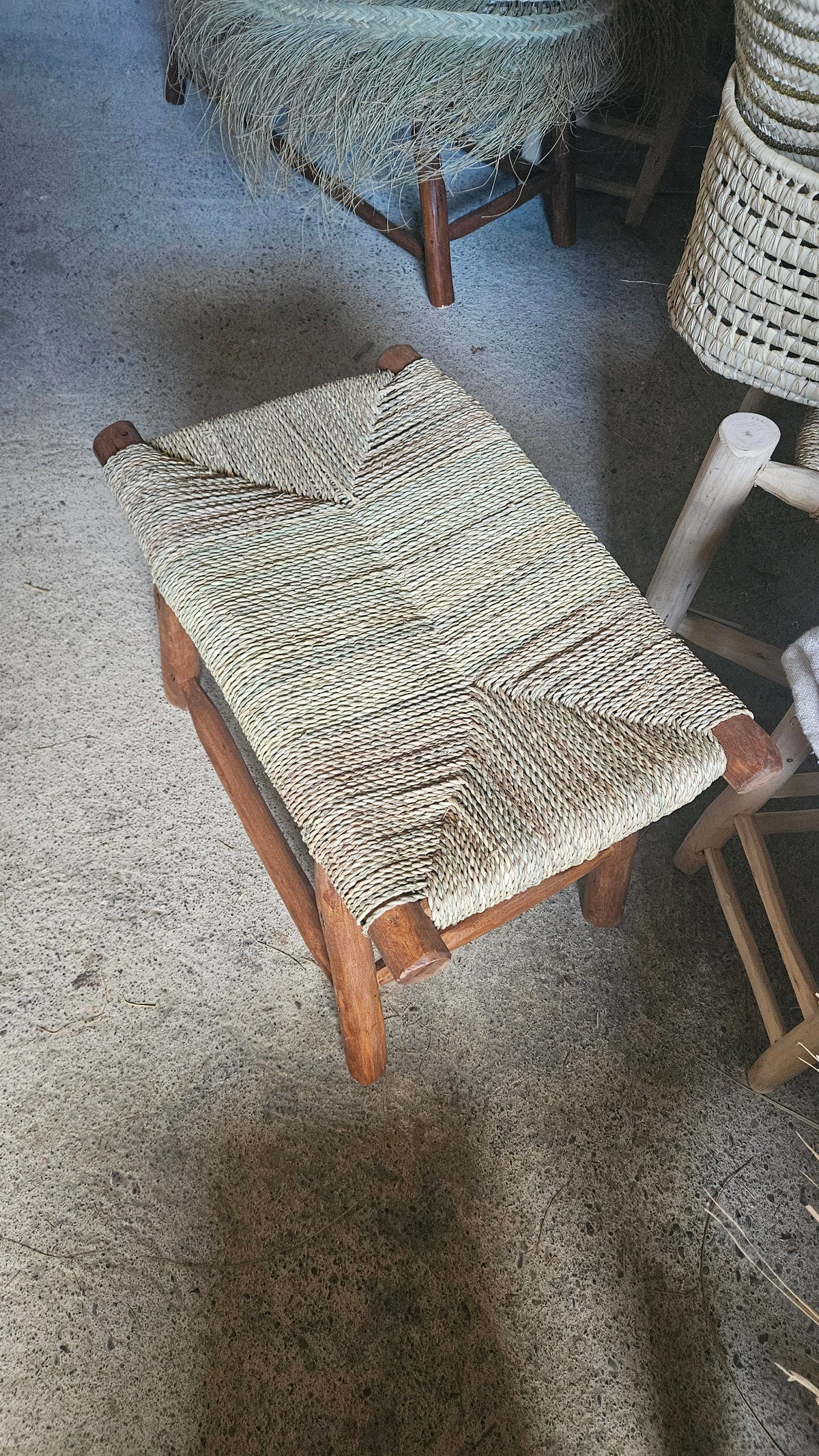 Banc ethnique en bois marron foncé en corde de doum tressage simple