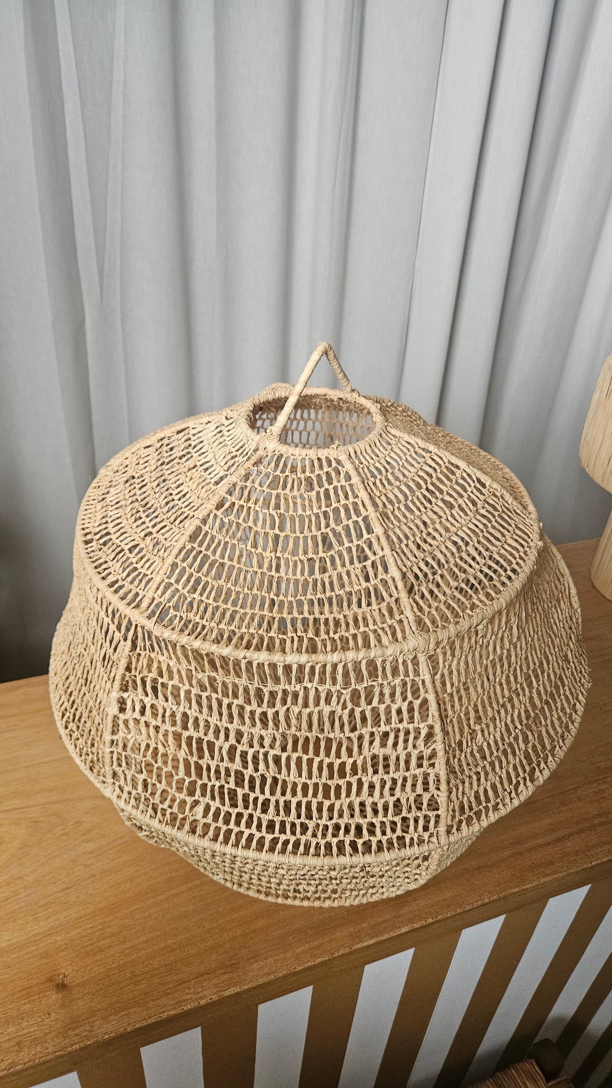 Suspension boule nid d'abeille en raphia - Suspension bohème chic ambiance chaleureuse artisanat marocain