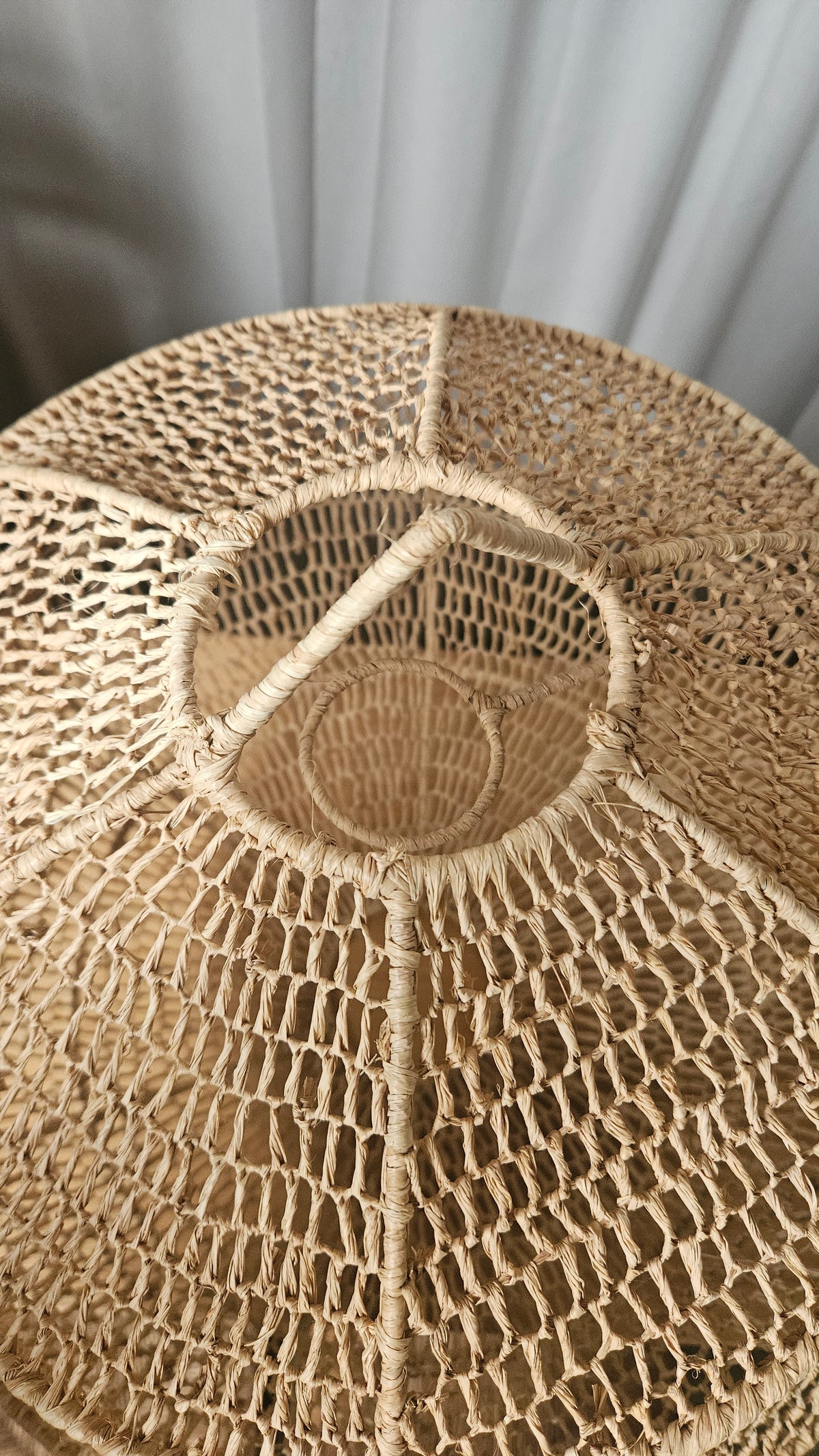 Suspension boule nid d'abeille en raphia - Suspension bohème chic ambiance chaleureuse artisanat marocain
